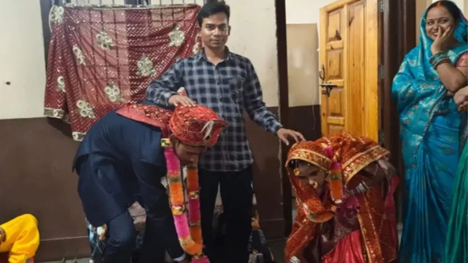 शादी के बाद परिजनों से साथ अनु कुमारी