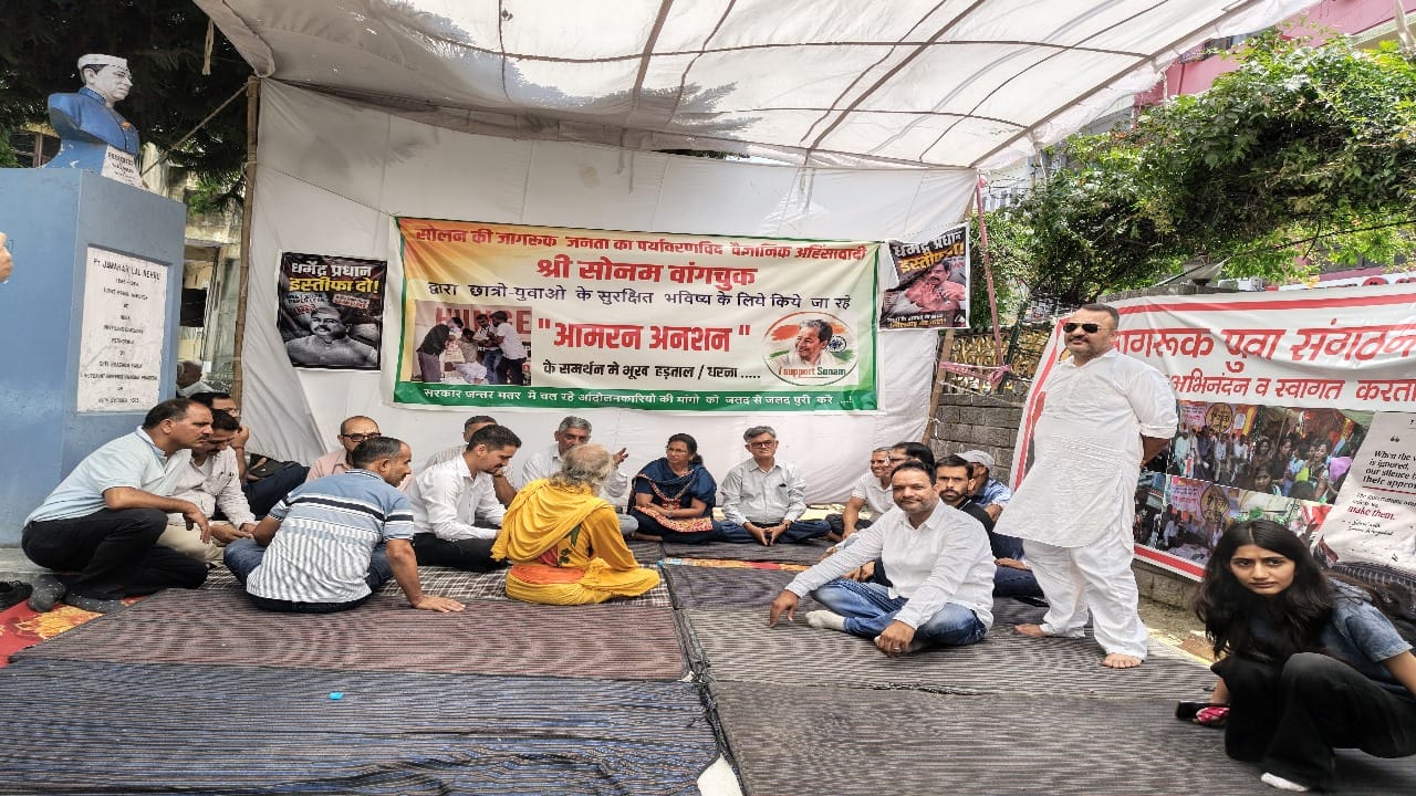 सोलन में अनशन पर बैठे लोग।