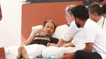 'सफदरजंग में कैद हैं सोनम वांगचुक': पत्नी बोलीं- हमसे इलाज की आजादी भी छीन ली गई, सरकार पर भरोसा नहीं Sonam Wangchuk wife alleges illegal detention at Safdarjung Hospital being denied the right to medical treatme