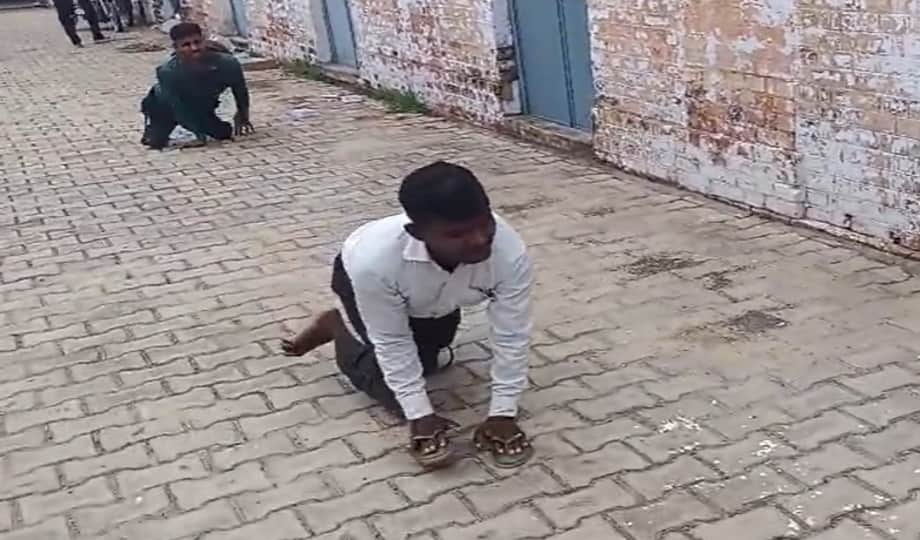 ट्राई साइकिल के लिए रेंगते हुए अफीम कोठी पहुंचे दिव्यांग।
