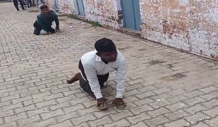 ट्राई साइकिल के लिए रेंगते हुए अफीम कोठी पहुंचे दिव्यांग।