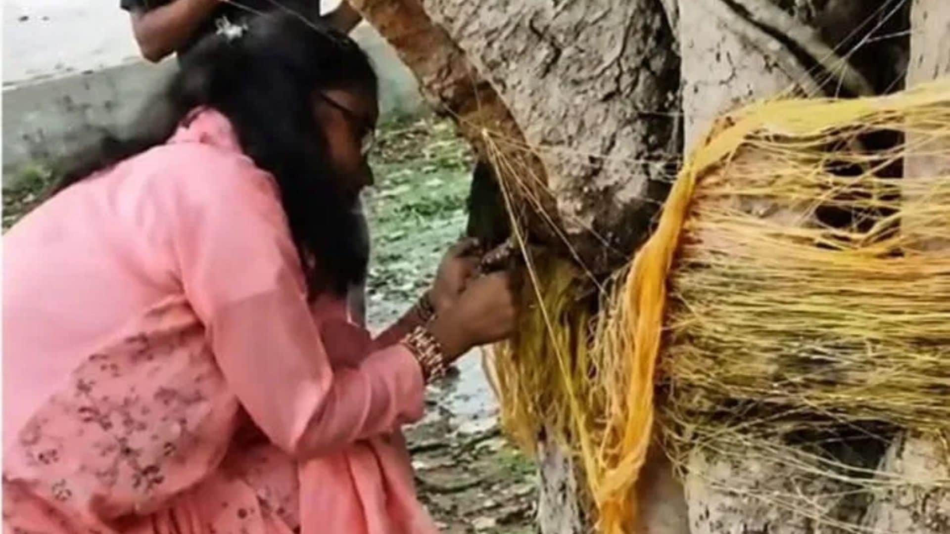धागा काटती शिक्षिका