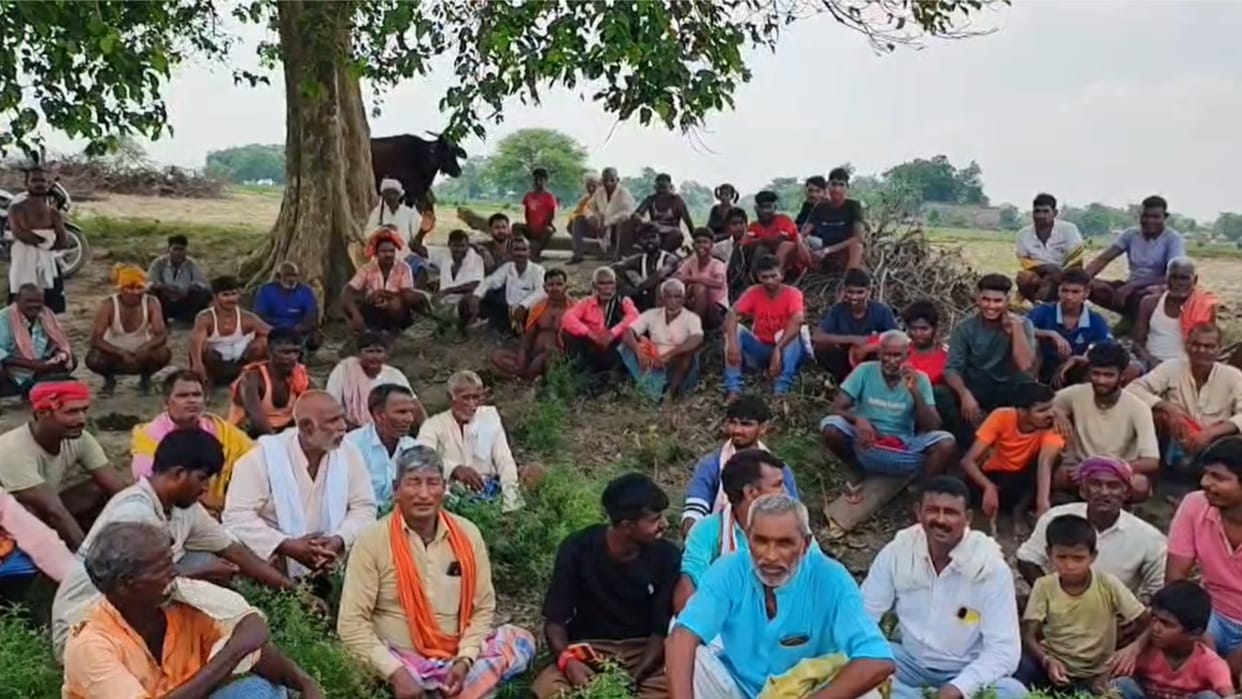 Floods in Ballia Erosion by Saryu River threatens Vashishth Nagar and Gopal Nagar protest begins