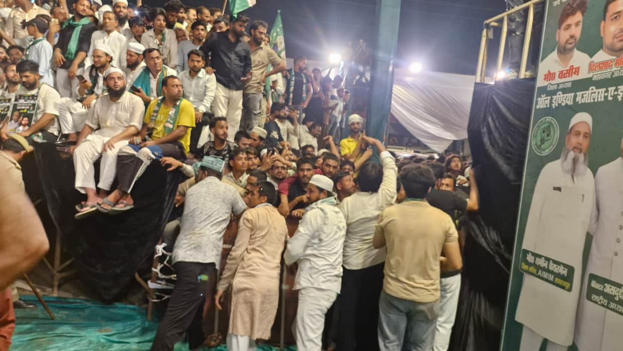 Mike broken by crowd of supporters at AIMIM chief Asaduddin Awaisi's rally in Saharanpur
