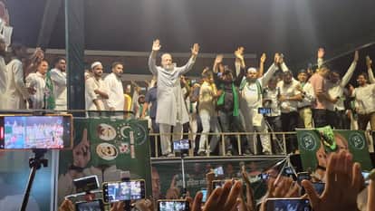 Mike broken by crowd of supporters at AIMIM chief Asaduddin Awaisi's rally in Saharanpur