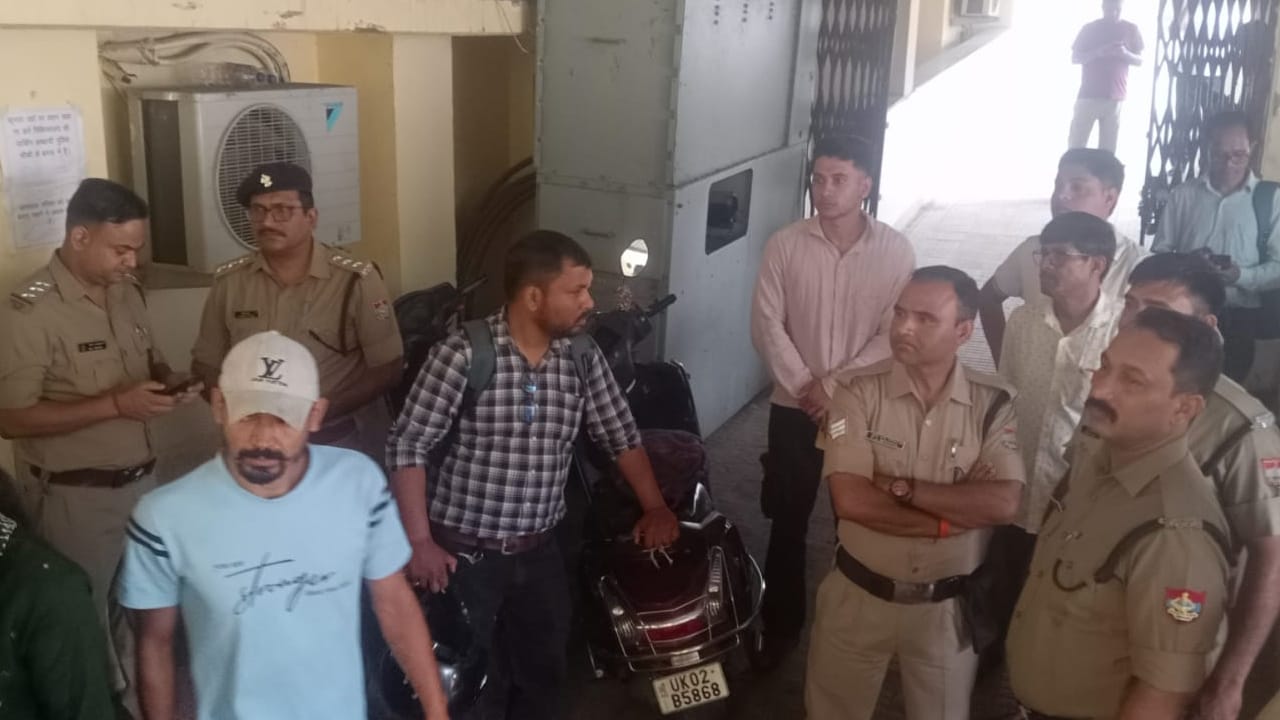 घटनास्थल पर पहुंची पुलिस