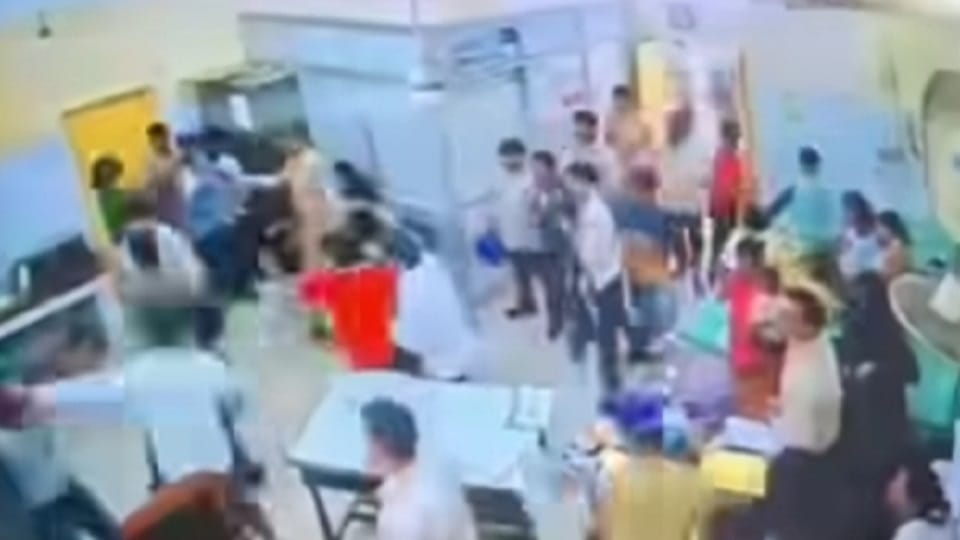 Two groups of youths exchanged blows in front of doctors and patients at Base Hospital Haldwani