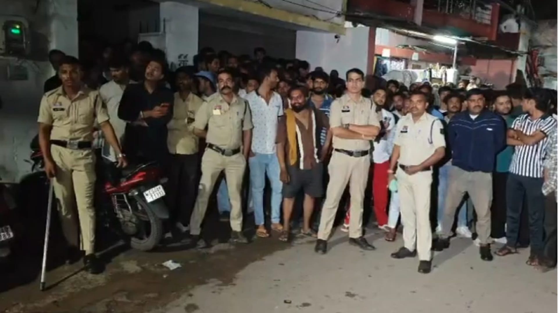 मौके पर पुलिस बल तैनात