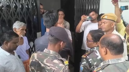 छापेमारी करने पहुंची टीम