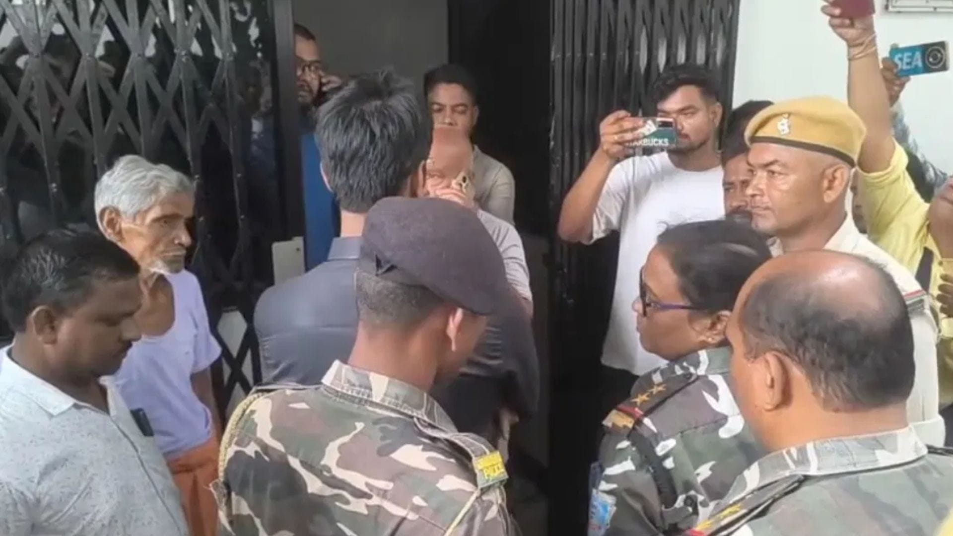 छापेमारी करने पहुंची टीम