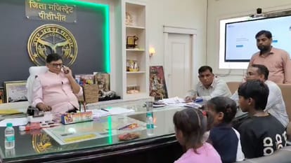 डीएम से मिले अनाथ भाई बहन