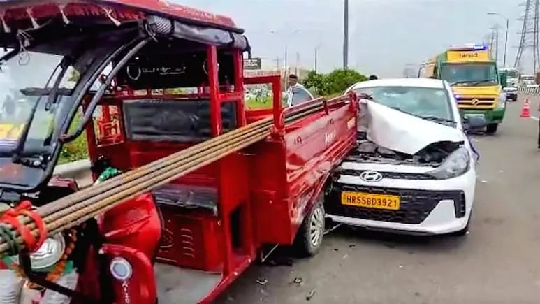 Dwarka Expressway Crash: Overloaded E-Rickshaw Carrying Iron Rods Kills Cab Driver, Raises Road Safety Concern