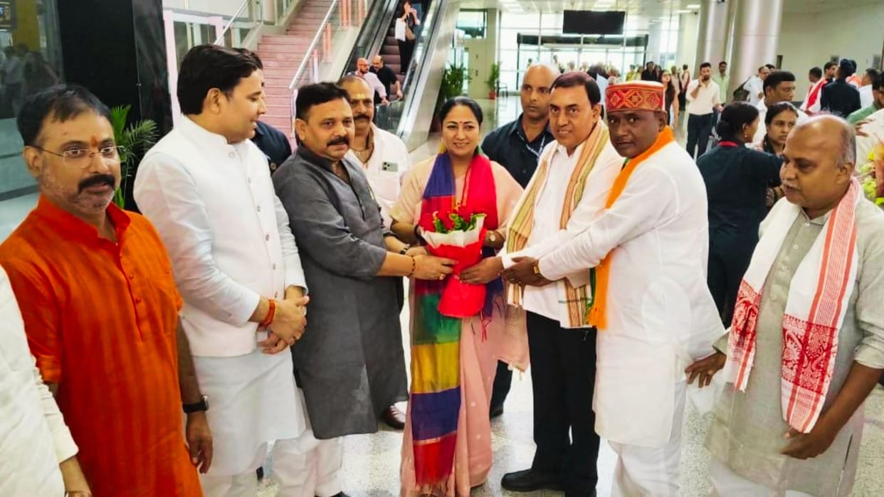 Delhi Chief Minister Rekha Gupta arrived in Kashi welcomed by BJP leaders airport visit Vindhyachal temple