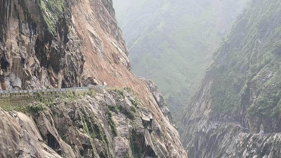 गर्बाधार-तंपा में मलबा आया