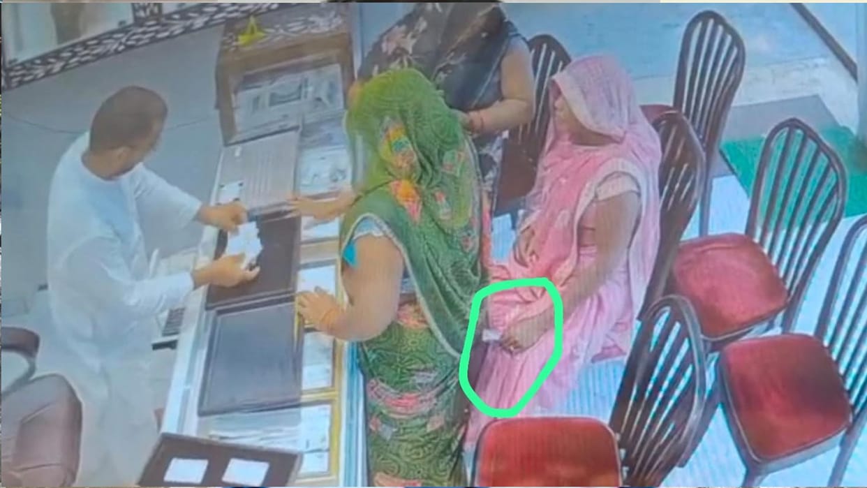 Women posing as customers stole jewelry from a jewelry shop.