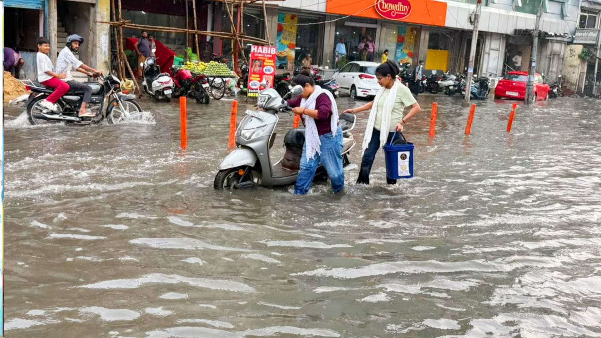 Nine drains overflow after heavy rain in Gorakhpur,Waterlogged roads