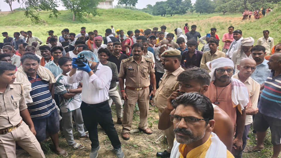 Chitrakoot: Lineman's body found hanging from a tree; family accuses Sub-Inspector of issuing threats