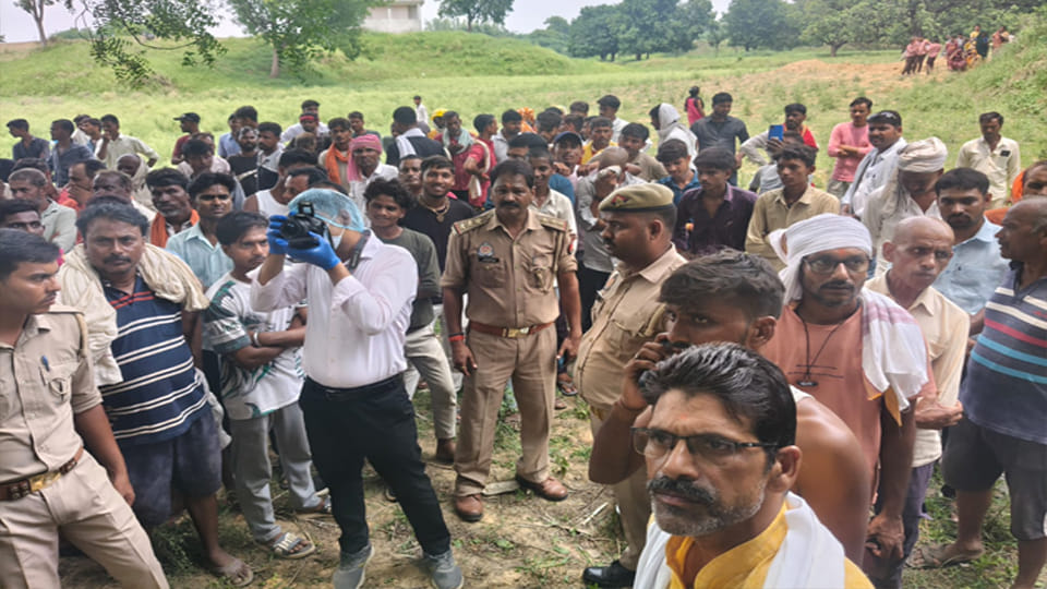 Chitrakoot: Lineman's body found hanging from a tree; family accuses Sub-Inspector of issuing threats