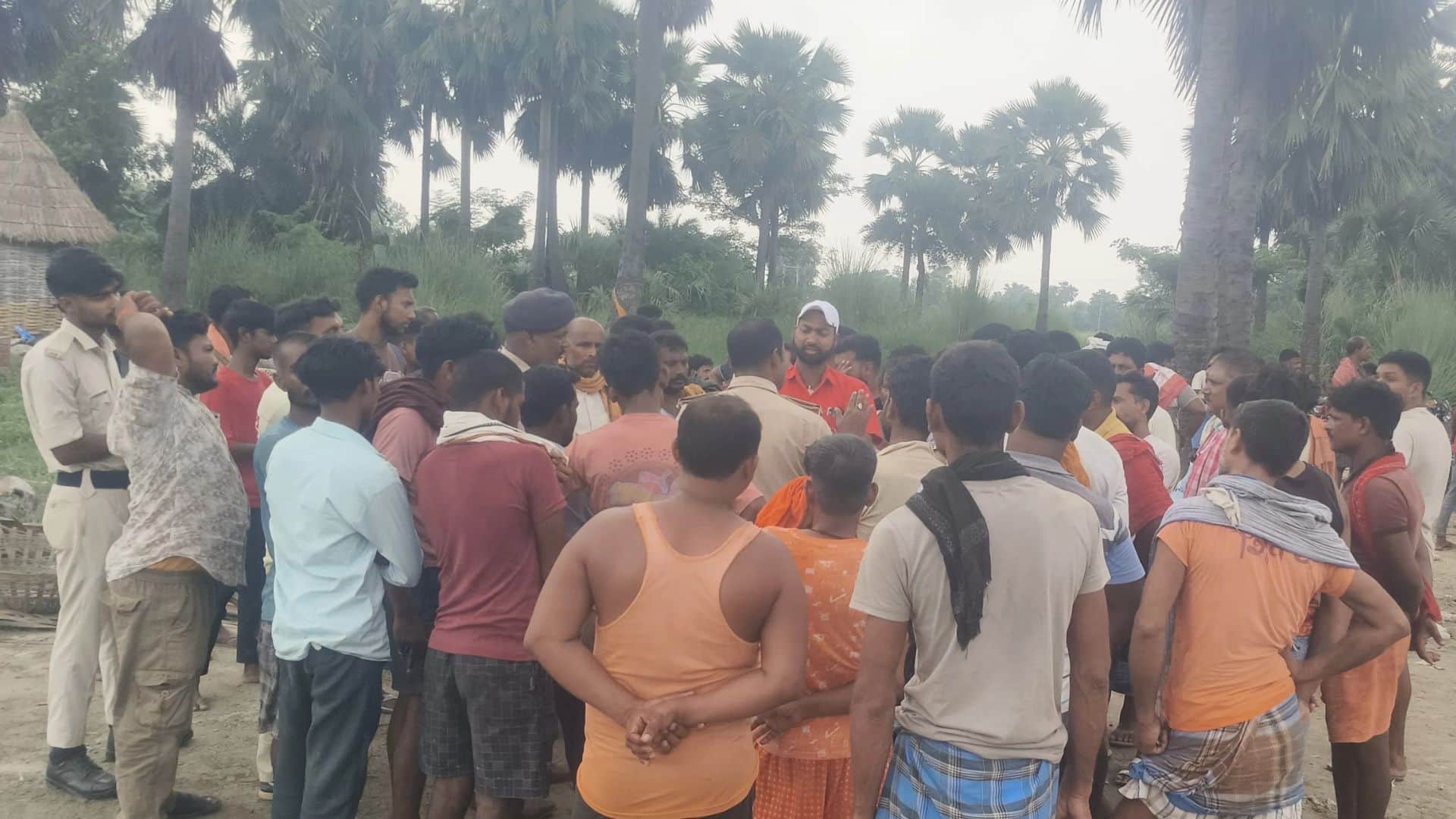 घटना के बाद रोते बिलखते परिजन और ग्रामीण