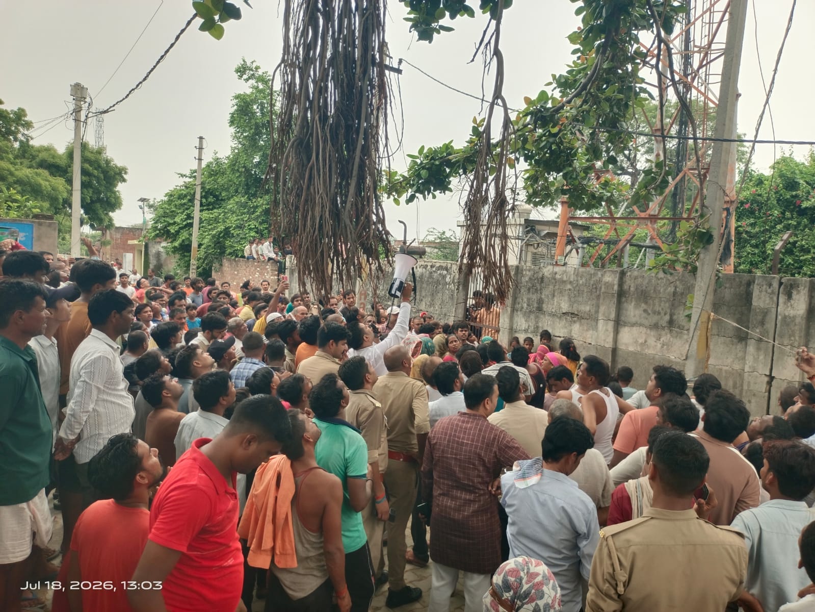 घटनास्थल पर जमा भीड़
