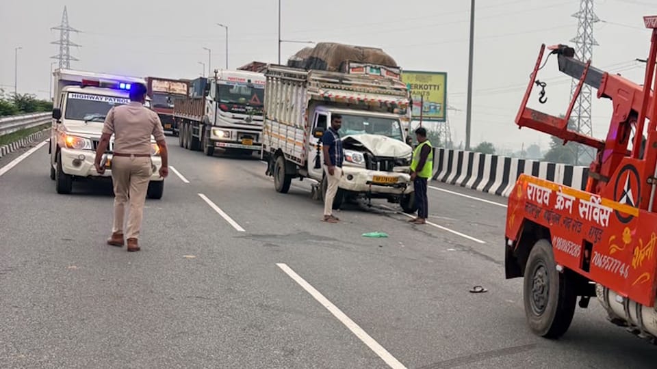 हापुड़ में हाईवे पर हादसा, क्षतिग्रस्त पिकअप