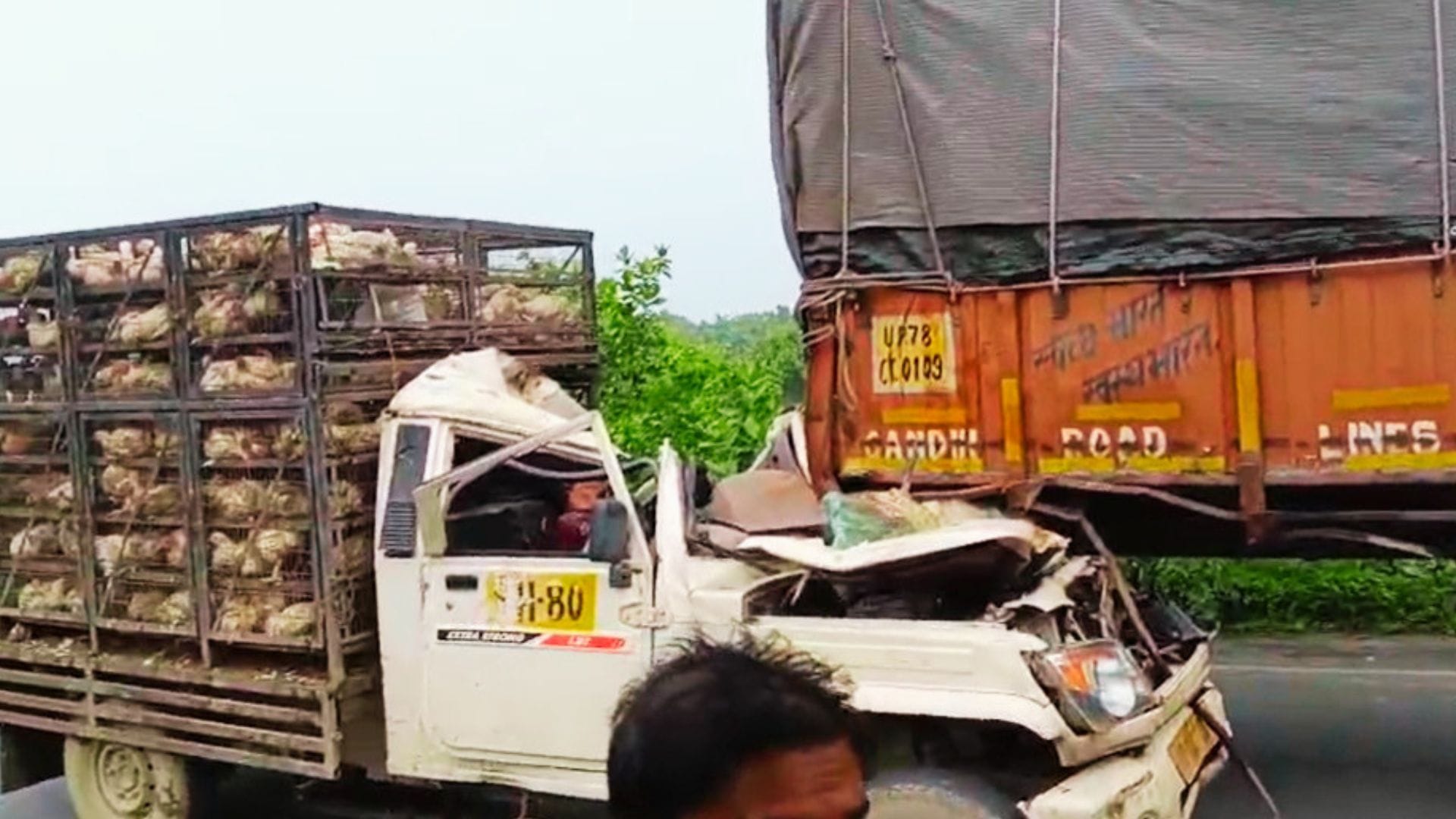 हादसे के बाद वाहनों के उड़े परखच्चे।