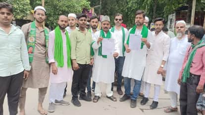 ज्ञापन देकर बाहर निकलते लोग।