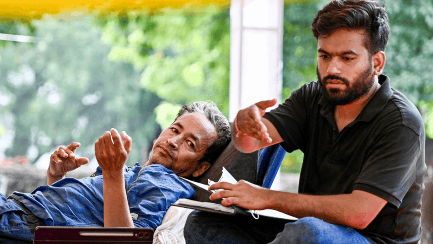 जंतर मंतर पर अनशन-प्रदर्शन के दौरान अभिजीत दीपके ने सोनम वांगचुक (फाइल)