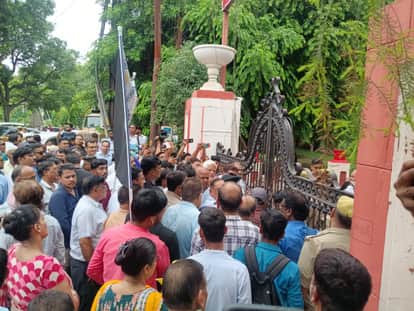 Meerut Central Market Protest: School and Nursing Home Operators Stopped at Commissioner’s Office Gate