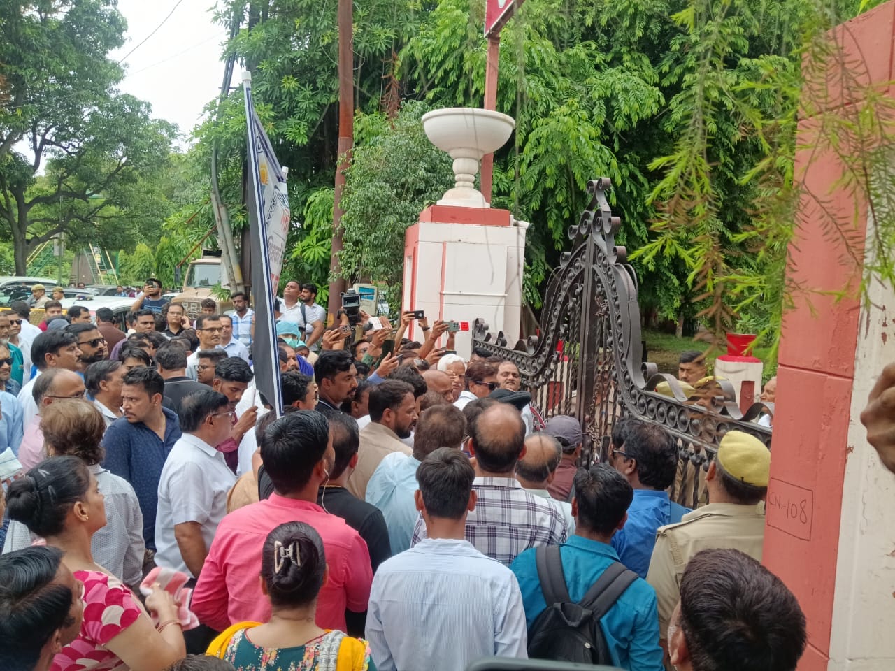 Meerut Central Market Protest: School and Nursing Home Operators Stopped at Commissioner’s Office Gate
