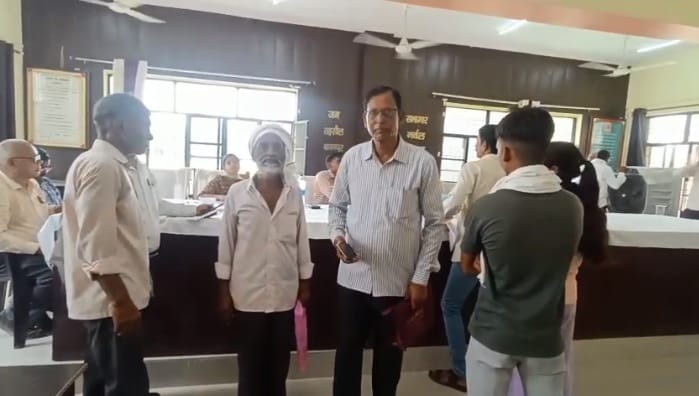 Kanpur Elderly man honesty at Samadhan Diwas returns lost mobile to ADM officials and complainants praise him