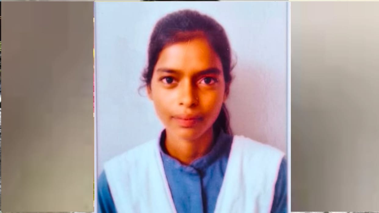Teenage girl dies of snakebite in Kushinagar; rituals performed in hopes of reviving her.