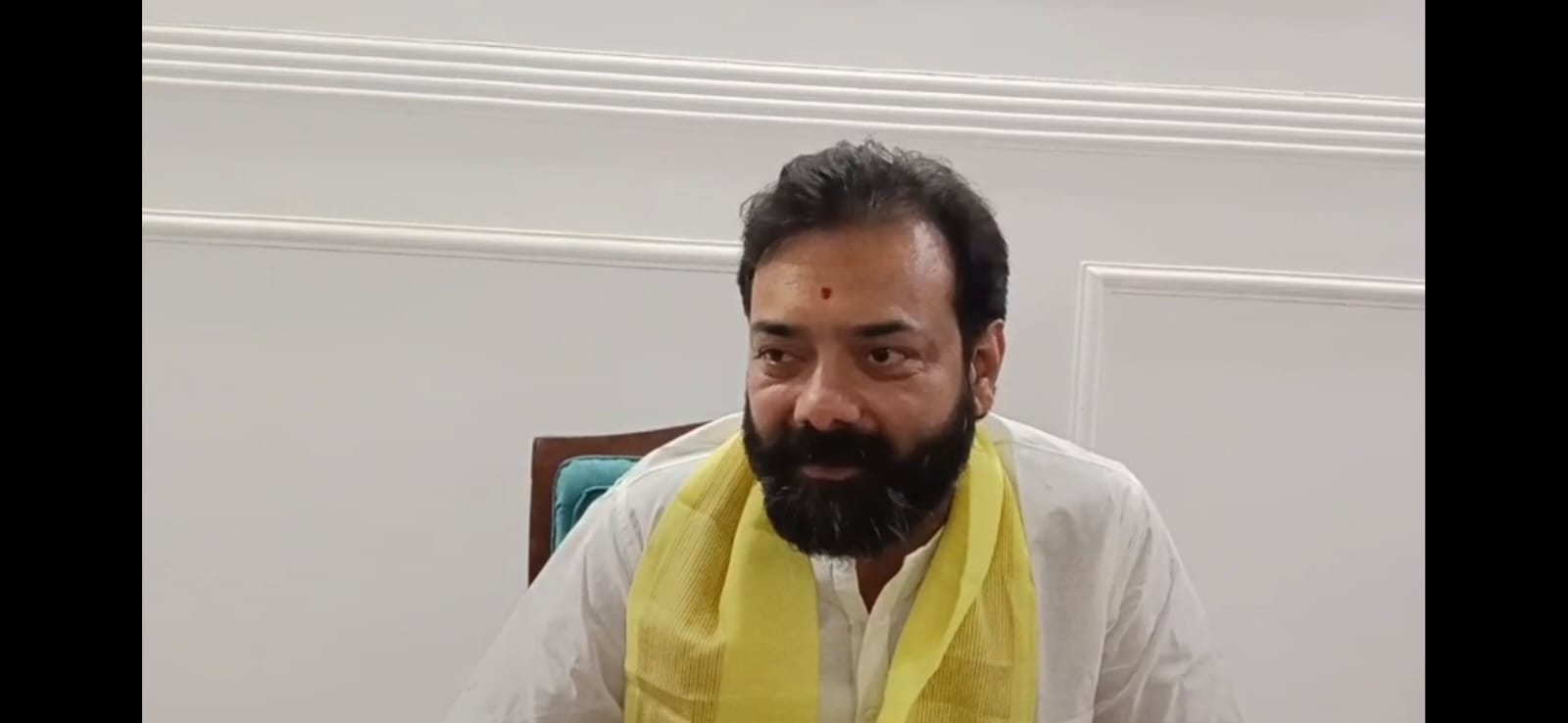 मीडिया से बातचीत करते बृजभूषण राजपूत