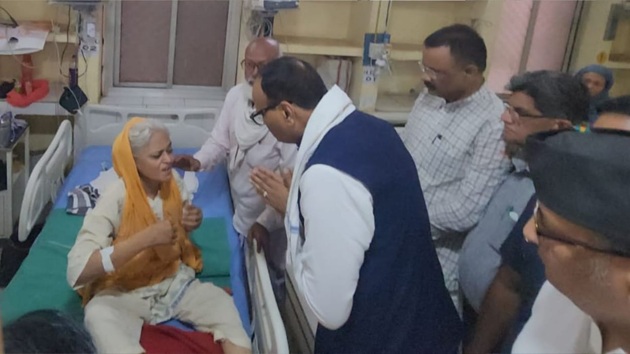 Deputy CM Brajesh Pathak Folded hands before woman and had patient bedsheet changed at hospital in Varanasi