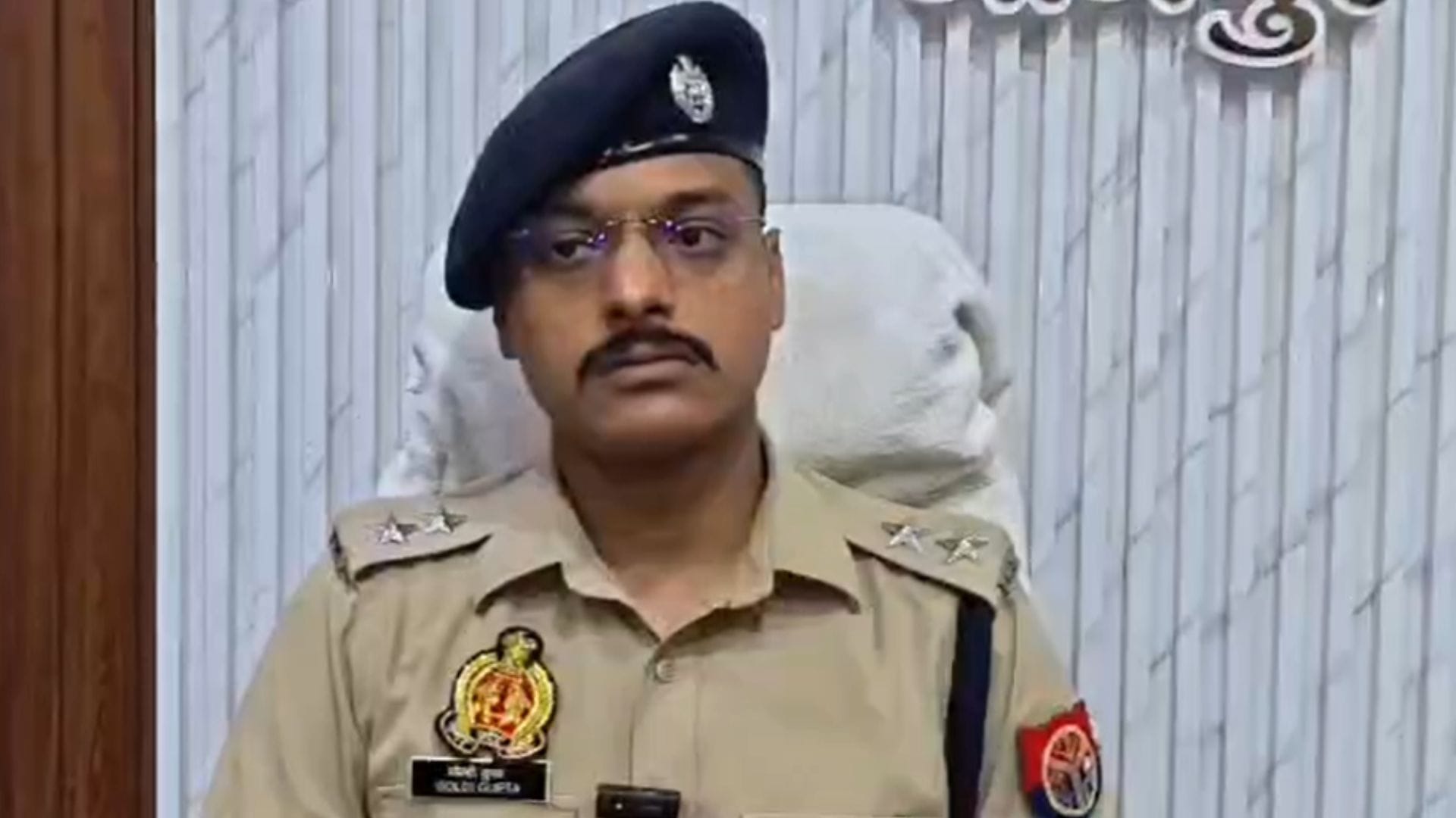 मामले की जानकारी देते अधिकारी
