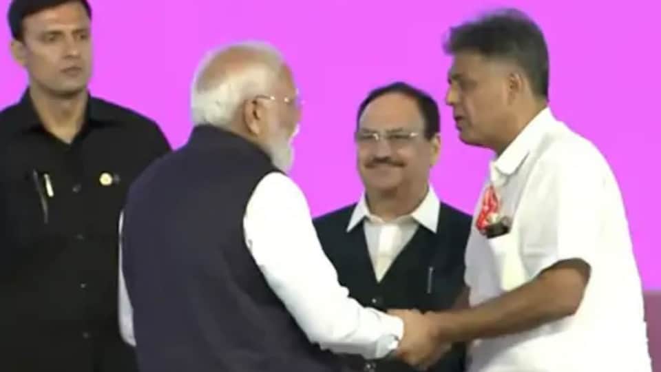 मंच पर पीएम मोदी से हाथ मिलाते सांसद मनीष तिवारी।