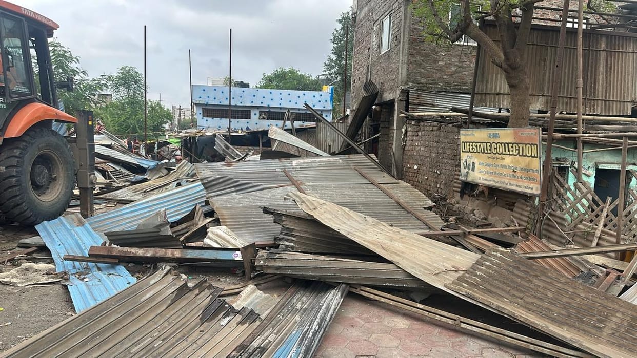 Indore News: Sheds, shops, and over fifty shanties removed from the Khajrana area in Indore; they were encroac