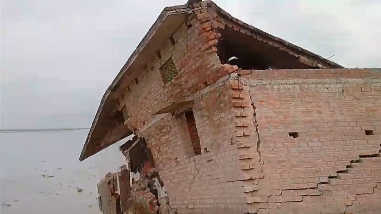 Three houses were swallowed by river in Ballia in no time