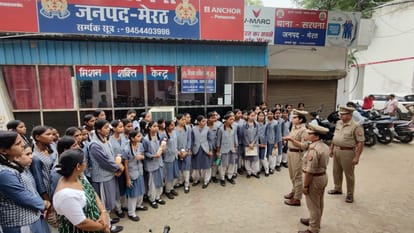 English Headline: Girls Visit Police Station, Learn About Police Functioning, Cyber Safety and Women’s Securit