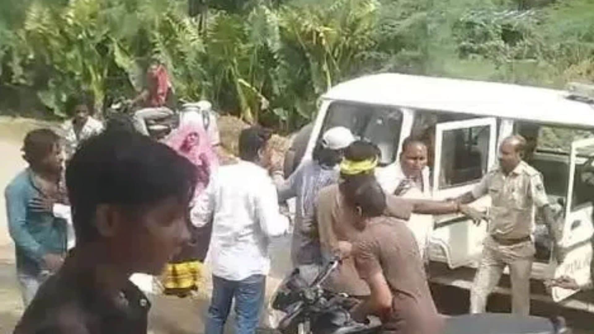 पुलिस के सामने भिड़े दो पक्ष
