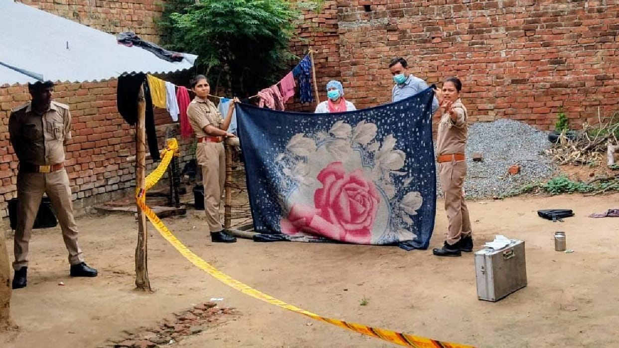 Raebareli: A husband got into an argument with his wife and, in a fit of rage, beat her to death with sticks a