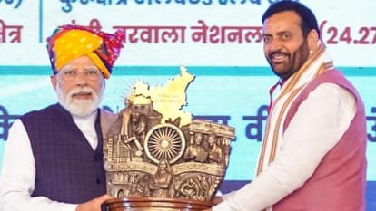 पीएम नरेंद्र मोदी को सम्मानित करते सीएम नायब सैनी