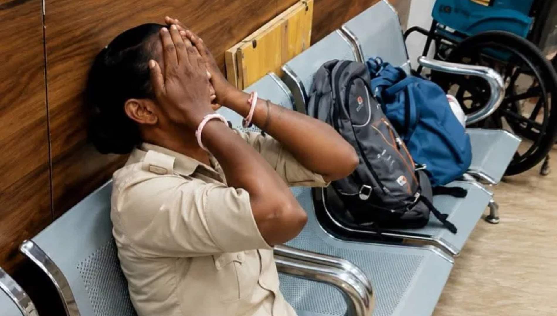रोती महिला सिपाही