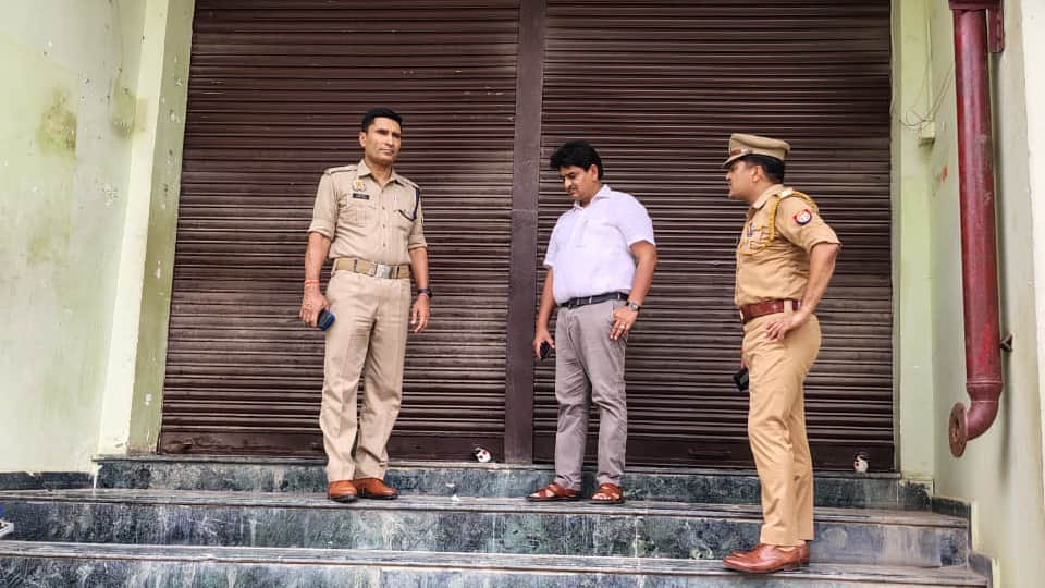 Auraiya: Major action taken in doctor's suicide case; two hospitals in Tilak Nagar sealed