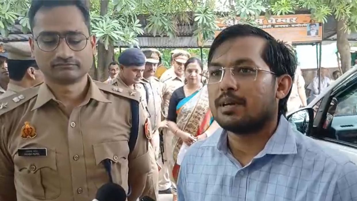 chandauli DM reprimands Tehsildar over allegations of illegal allotment during Sampoorna Samadhan Diwas