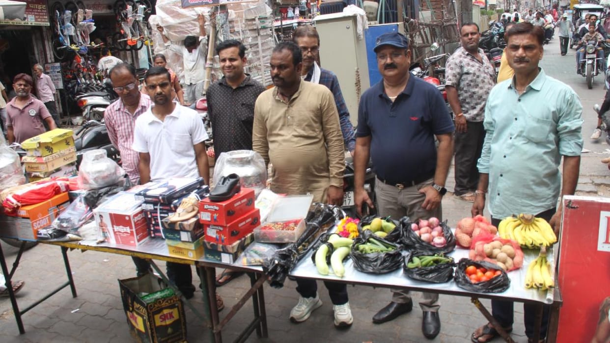 Jhansi: Councilor sets up shop on the road in protest against encroachment