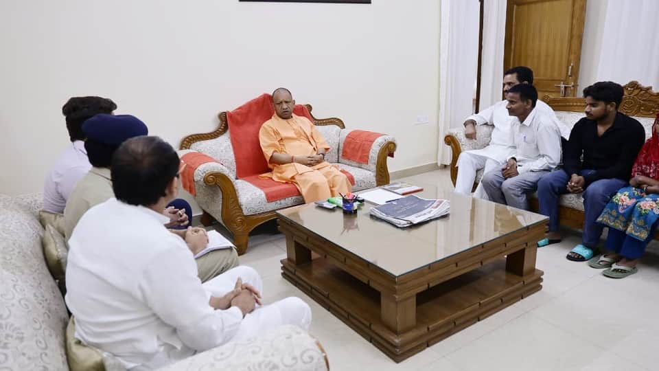 Chief Minister Yogi met the family of the Dalit girl from Meerut