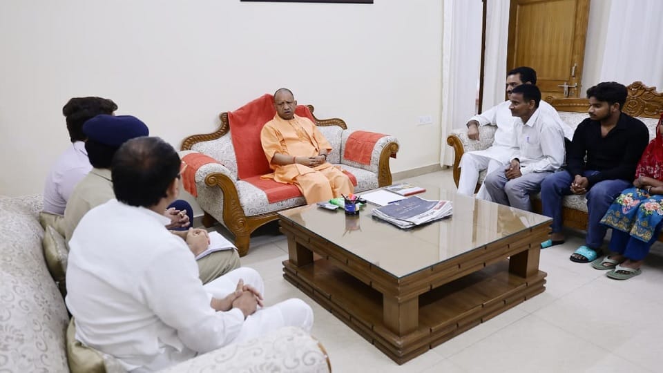 Chief Minister Yogi met the family of the Dalit girl from Meerut