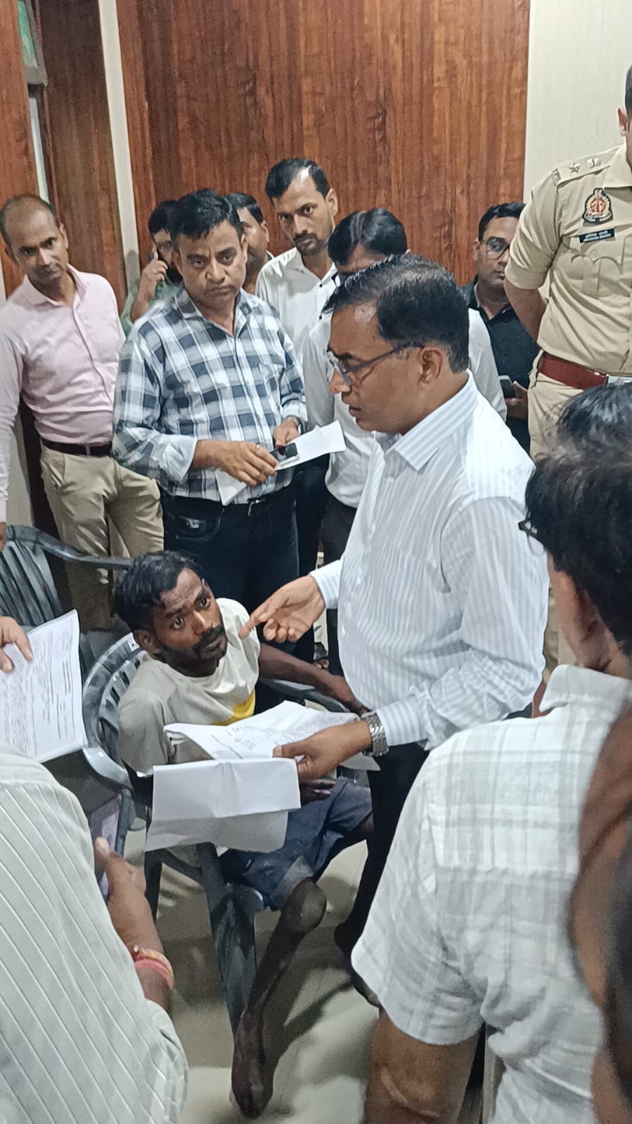 दिव्यांग की समस्या सुनते जिलाधिकारी