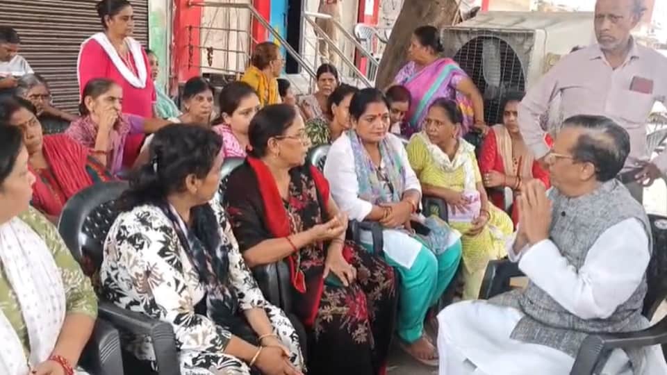BJP Leader Vinit Sharda Agrawal Gets Emotional During 96-Day Central Market Protest, Assures Meeting with CM